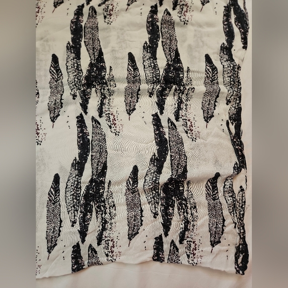 Unbranded Womens White With Black Feather Design Infinity Scarf 100% Viscose - Picture 2 of 11